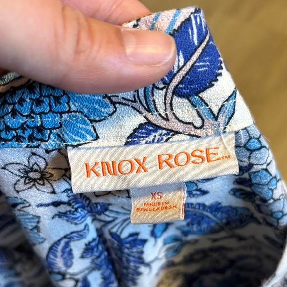 Knox Rose Blue and White Floral Short Sleeve Blouse - Picture 3 of 3